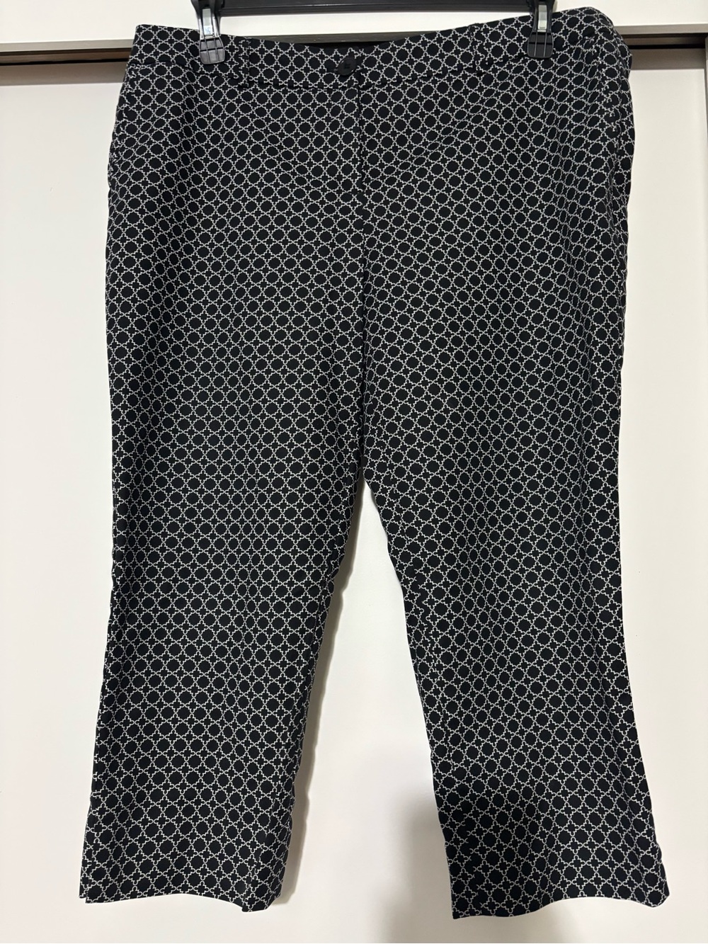 Black Geometric Print Pull-On Capris